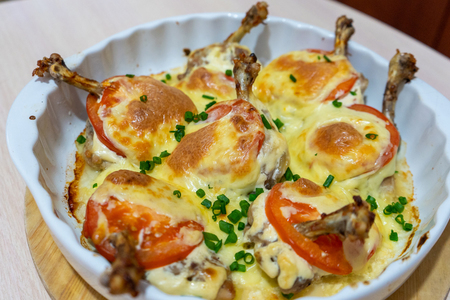 Нежное куриное филе под сырной корочкой: простой рецепт для ужина