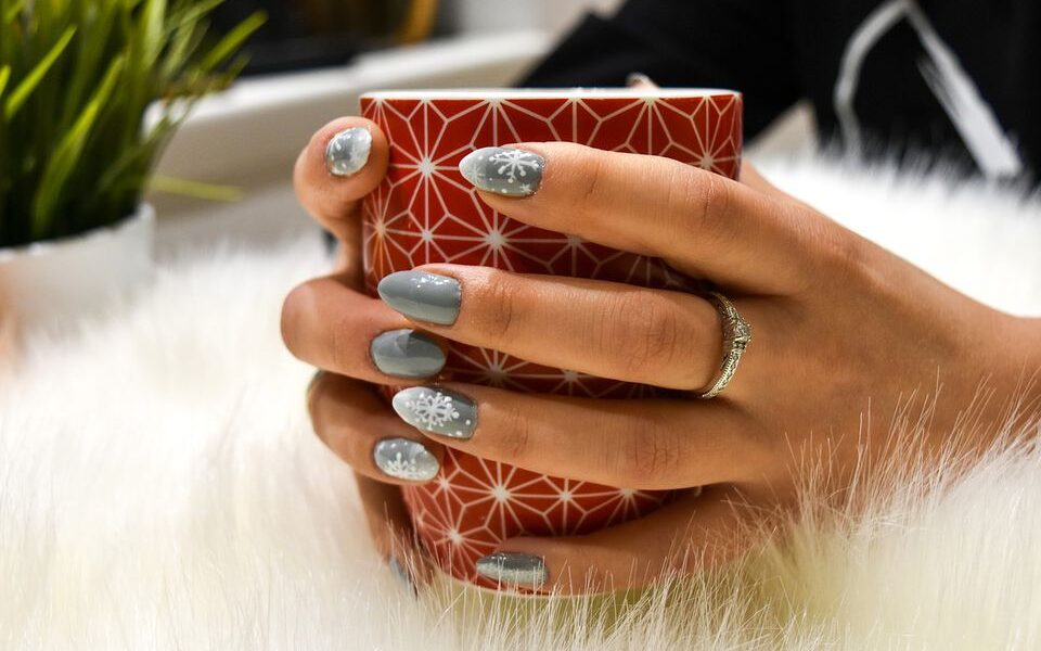 Дать ногтям отдохнуть: нужно ли снимать гель-лак и наращивание