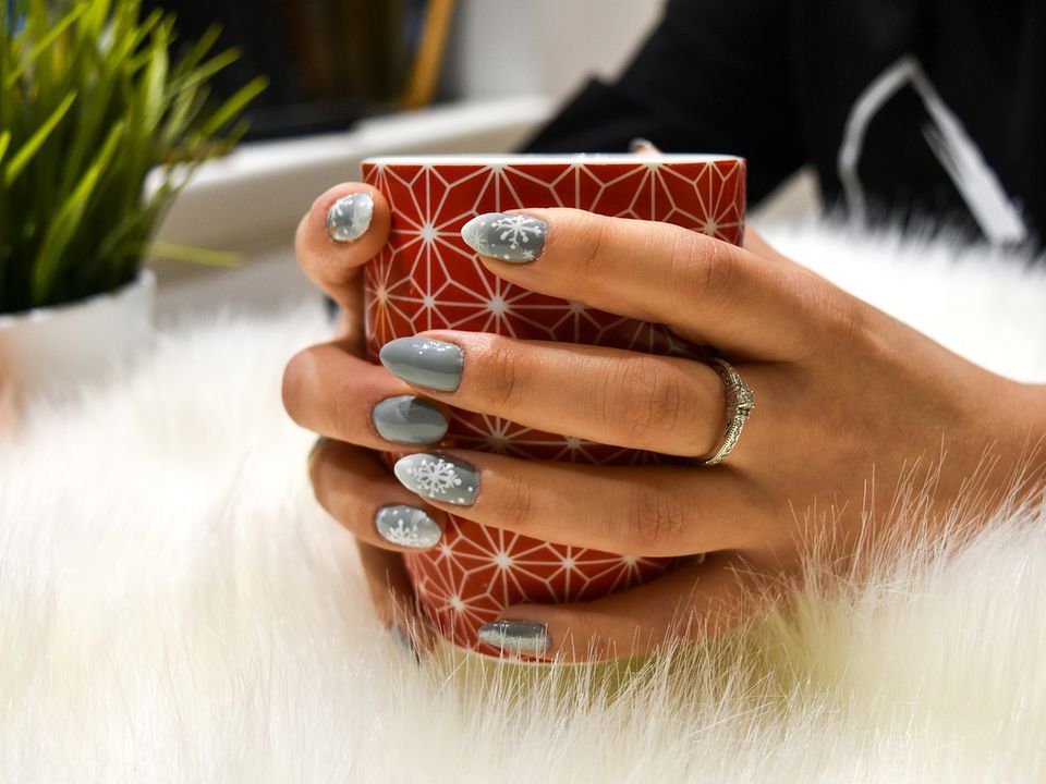 Дать ногтям отдохнуть: нужно ли снимать гель-лак и наращивание