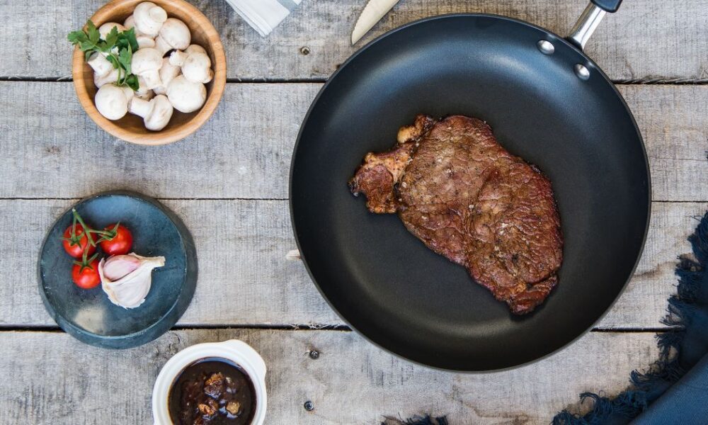 Почему нельзя жарить на поврежденной сковороде: секреты опытных хозяек