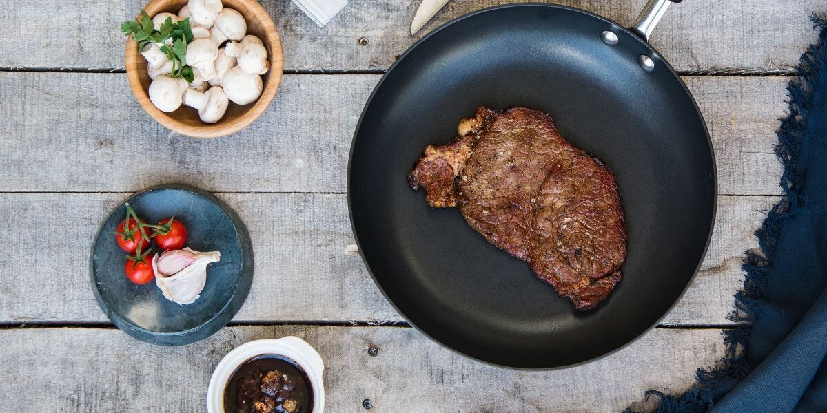 Почему нельзя жарить на поврежденной сковороде: секреты опытных хозяек