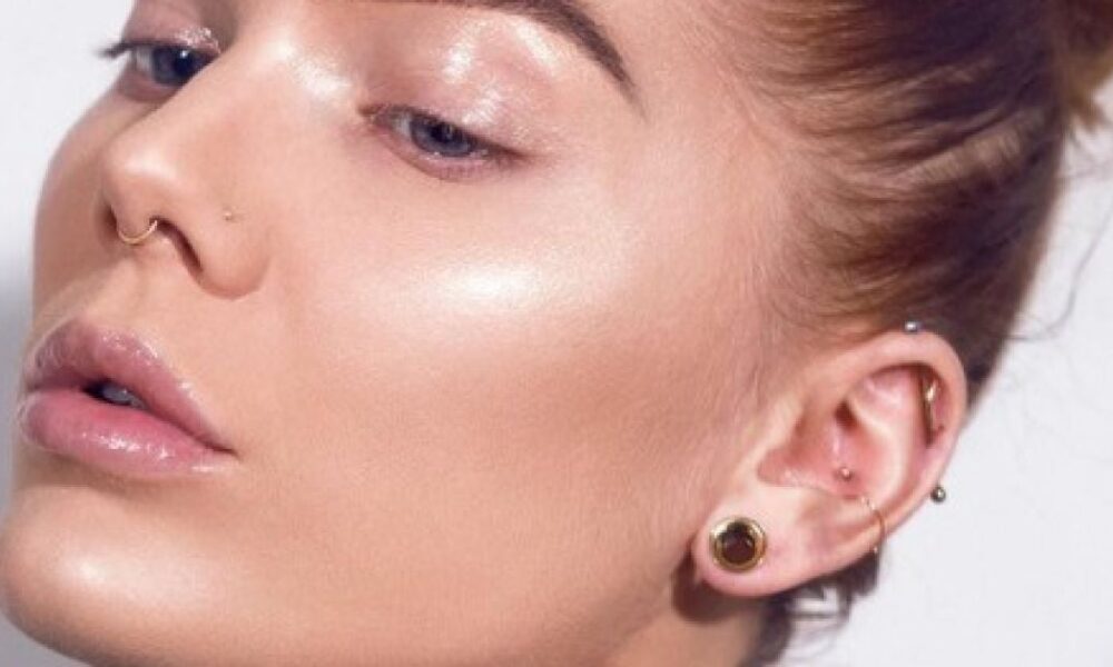 Секреты сияния: как использовать хайлайтер для идеального образа