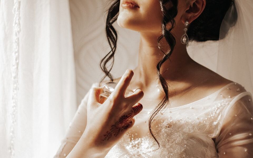 Секреты звезд: куда нельзя брызгать парфюм весной и летом