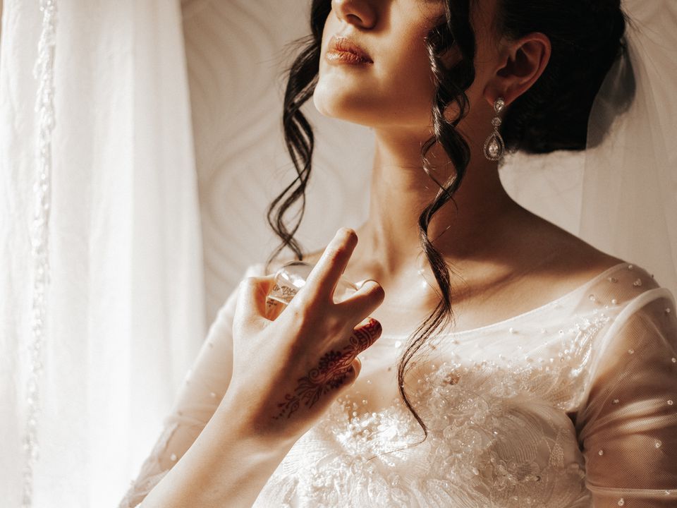 Секреты звезд: куда нельзя брызгать парфюм весной и летом