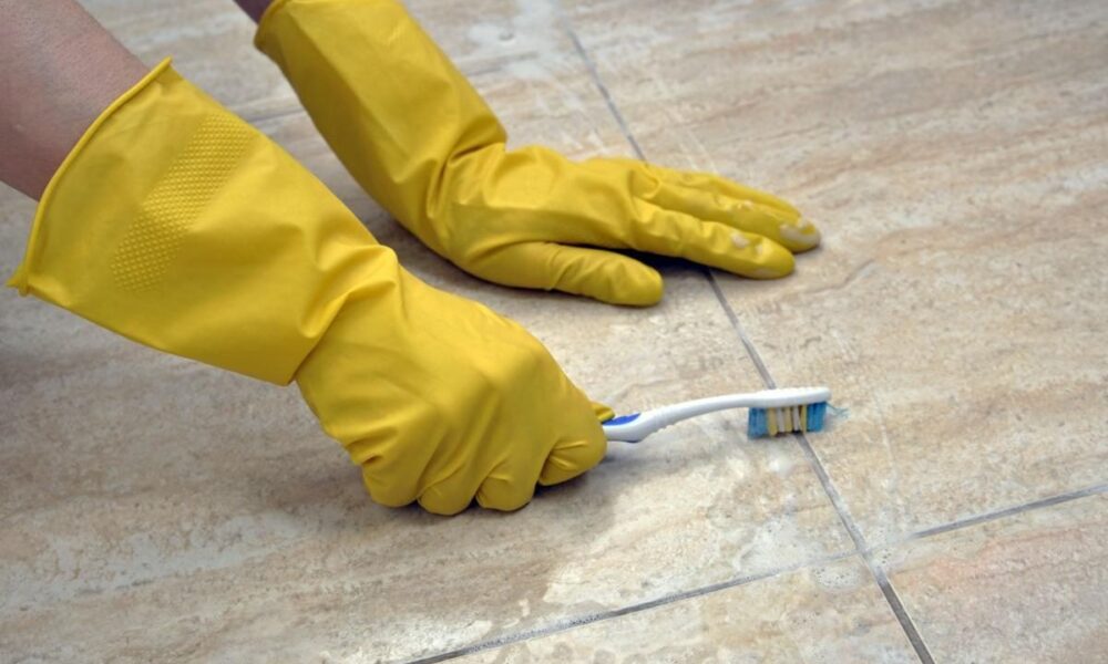 Чистые швы плитки: 4 способа избавиться от плесени и грязи быстро