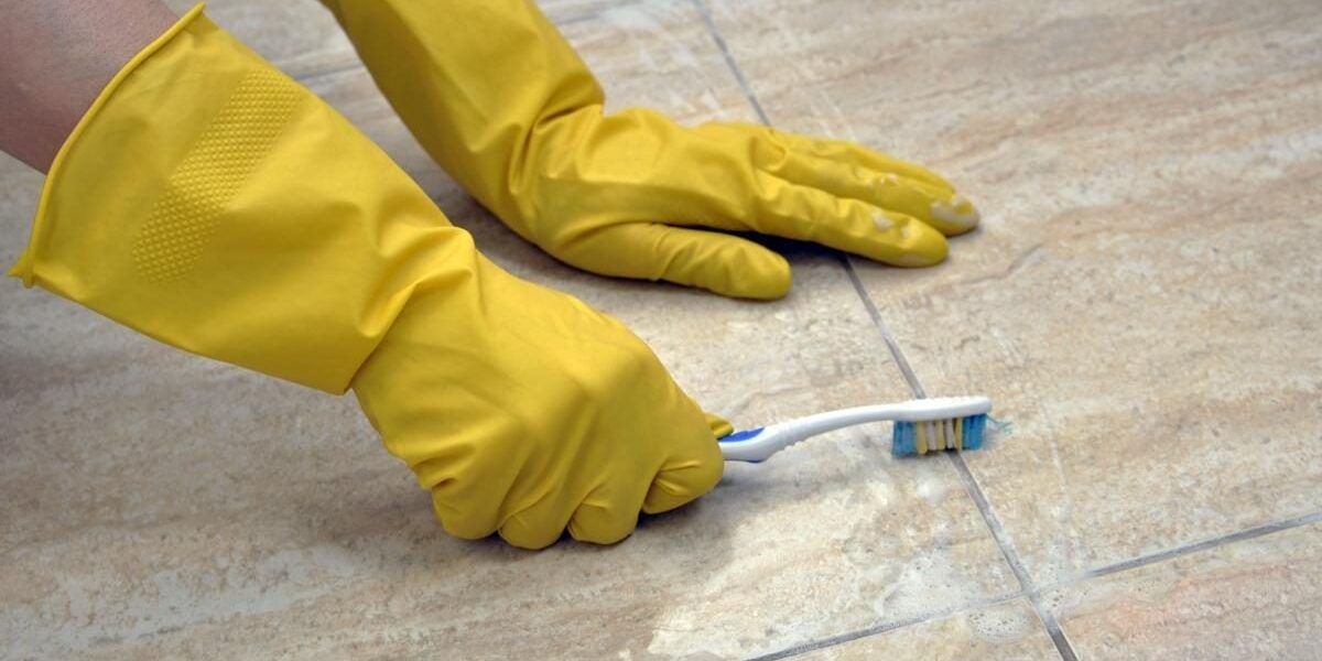 Чистые швы плитки: 4 способа избавиться от плесени и грязи быстро