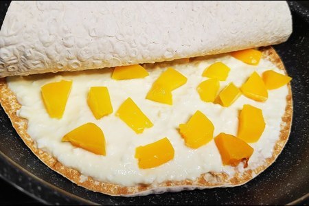 Нежный творожный пирог с сочными персиками: простой рецепт для идеального десерта