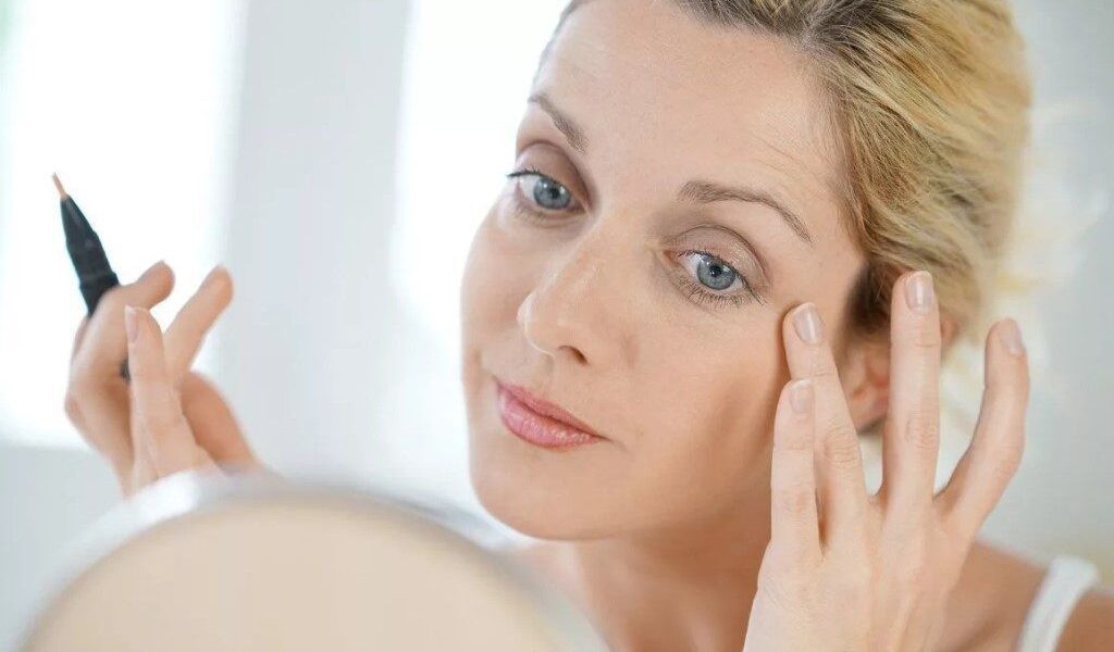 Секреты голливудских визажистов: как выглядеть моложе с помощью макияжа