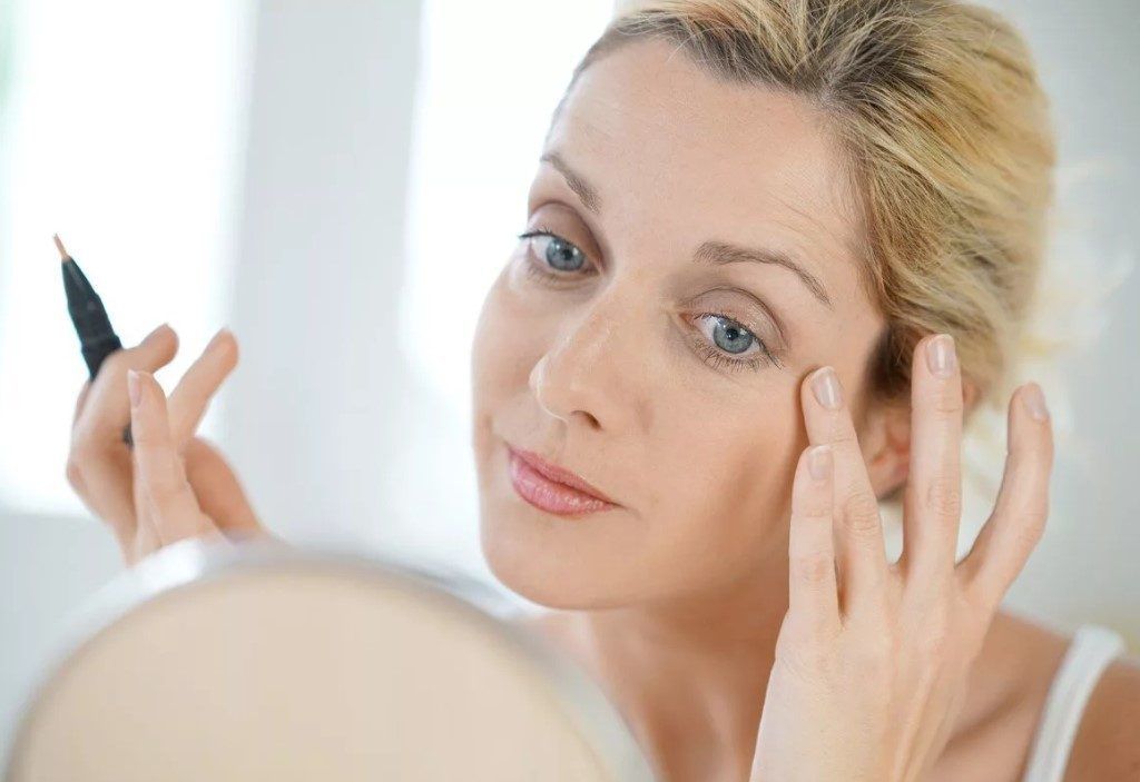 Секреты голливудских визажистов: как выглядеть моложе с помощью макияжа