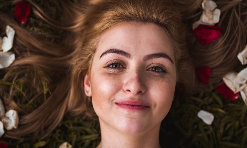 Секреты звезд: как избавиться от мешков под глазами за 5 минут