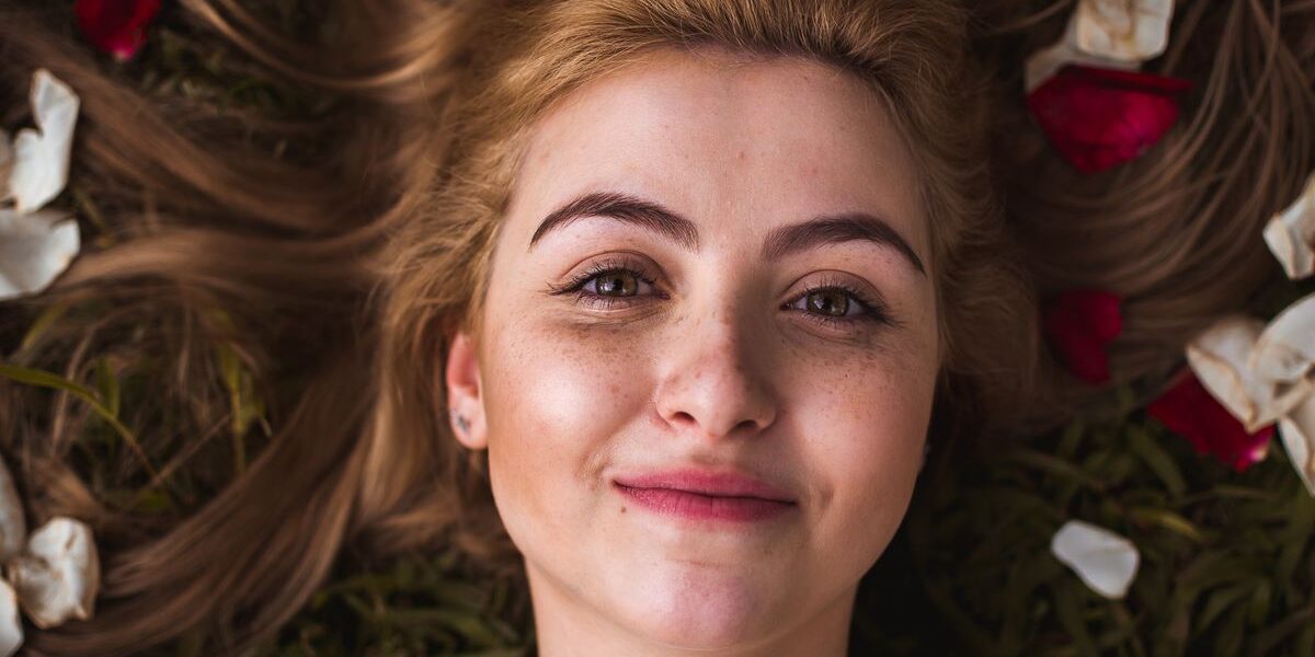 Секреты звезд: как избавиться от мешков под глазами за 5 минут