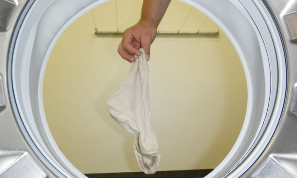 Лайфхак для стирки: зачем класть носок в стиральную машину