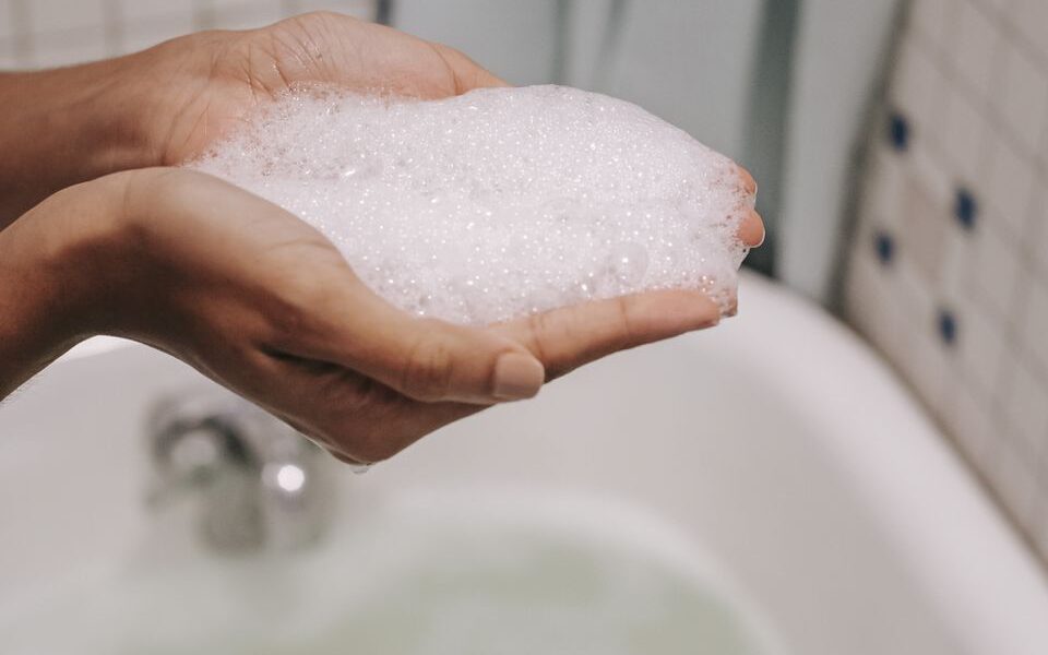 Почему нельзя мыться шампунем как гелем для душа: секреты красоты звезд