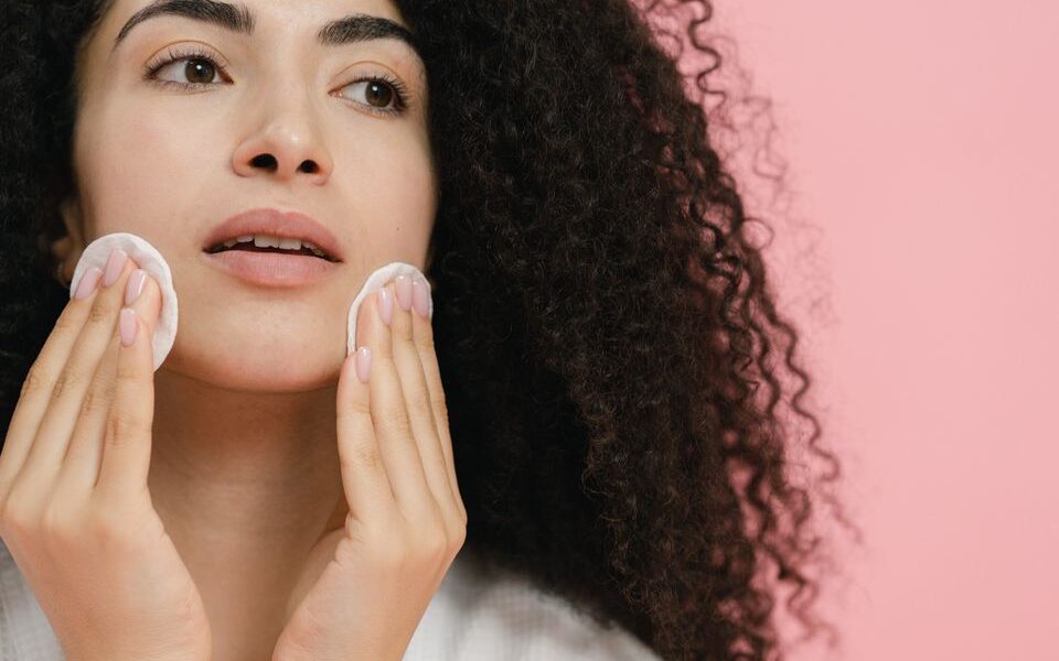 Нет косметички? Натуральные домашние средства для снятия макияжа, которые спасут ситуацию