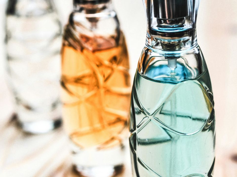 Как подобрать идеальный аромат: секреты для блондинок и брюнеток