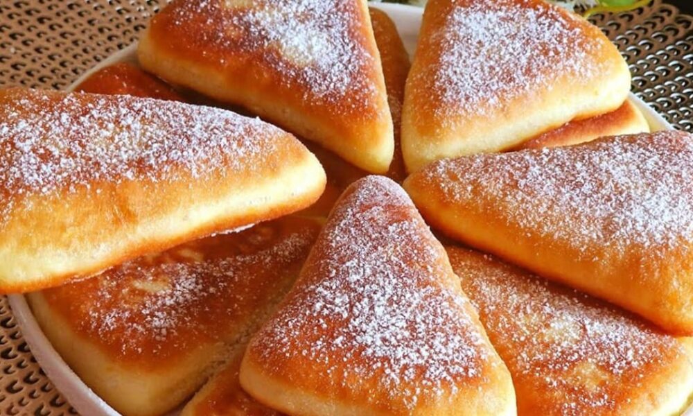 Простые сладкие булочки из яиц, муки и молока: быстрый рецепт для всей семьи