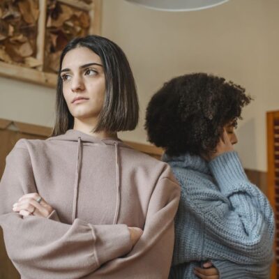 Как достойно ответить на оскорбление: советы психолога для женщин