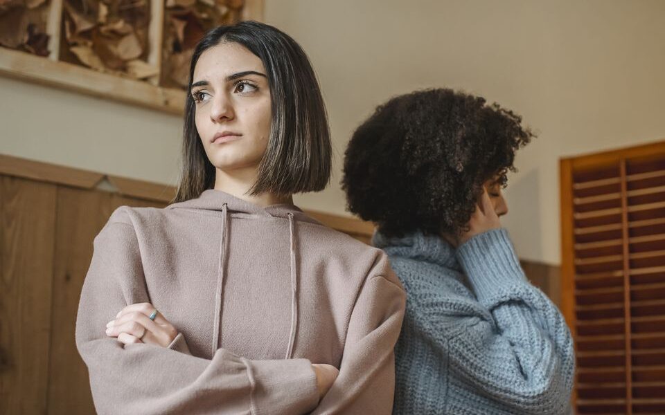 Как достойно ответить на оскорбление: советы психолога для женщин