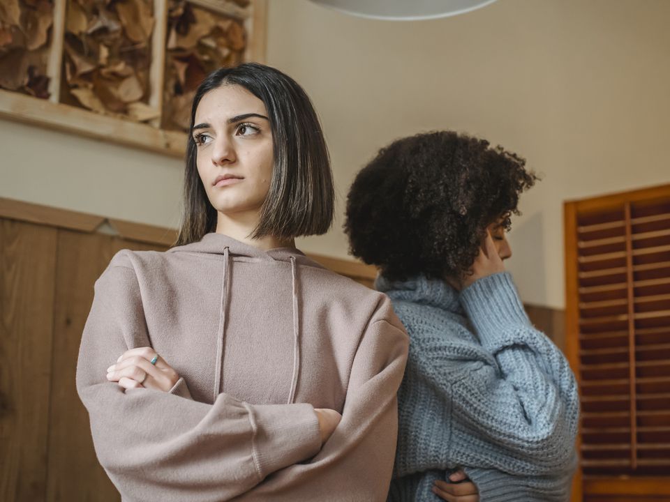 Как достойно ответить на оскорбление: советы психолога для женщин