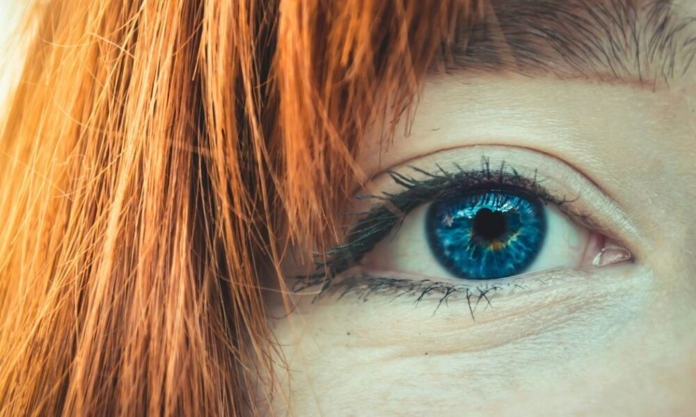 Как подобрать цвет волос к голубым глазам: лучшие оттенки для вашего образа