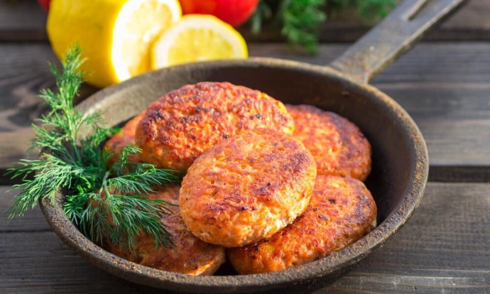 Секреты сочных котлет: резать лук или натирать?