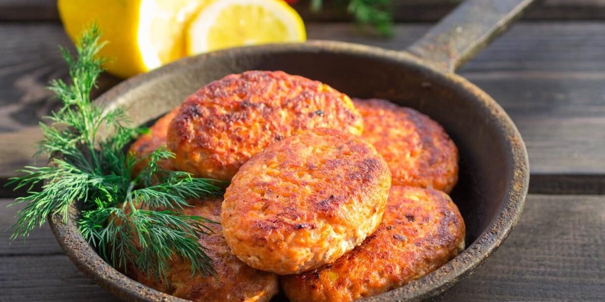 Секреты сочных котлет: резать лук или натирать?