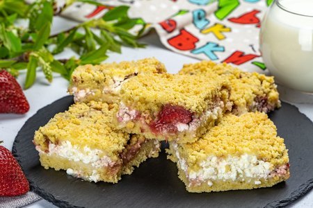 Нежный творожно-клубничный пирог: рецепт для вашего стола