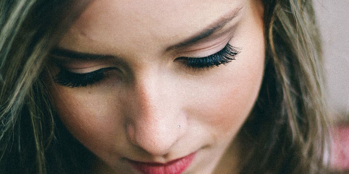 Секреты снятия накладных ресниц дома: легко, безопасно и как у звезд