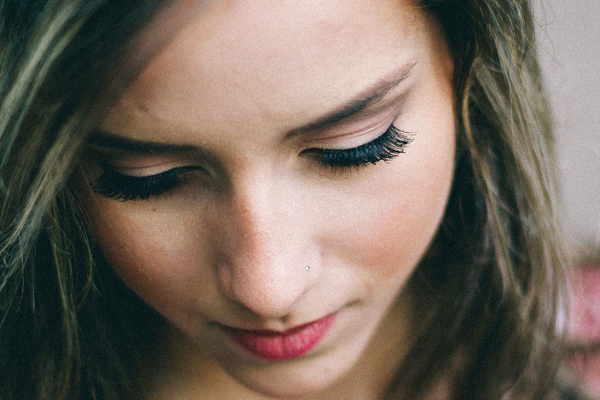 Секреты снятия накладных ресниц дома: легко, безопасно и как у звезд