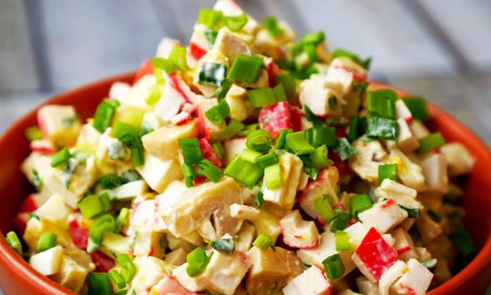 Крабовый салат по-новому: неожиданные ингредиенты для вашего стола