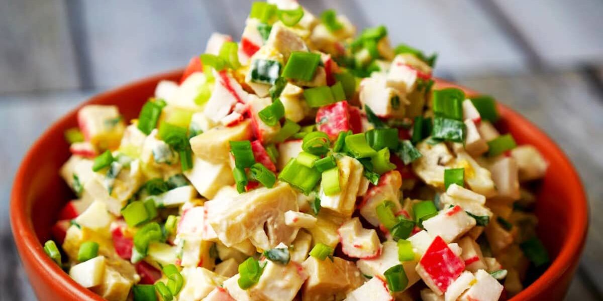 Крабовый салат по-новому: неожиданные ингредиенты для вашего стола