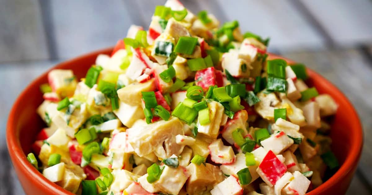 Крабовый салат по-новому: неожиданные ингредиенты для вашего стола