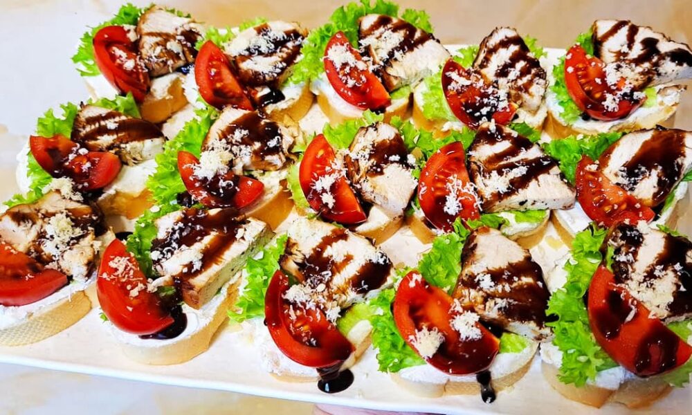 Рецепт салата "Цезарь" для праздничного стола: гости съедят его первым