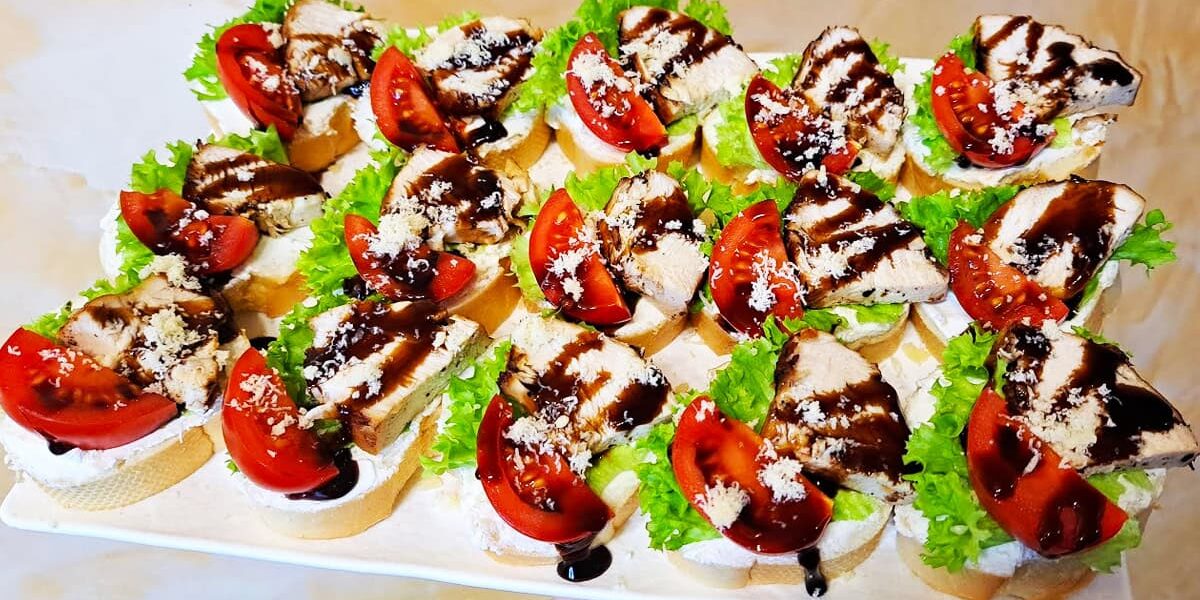 Рецепт салата "Цезарь" для праздничного стола: гости съедят его первым