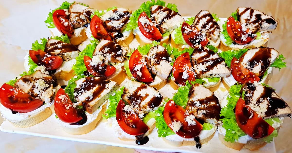 Рецепт салата "Цезарь" для праздничного стола: гости съедят его первым