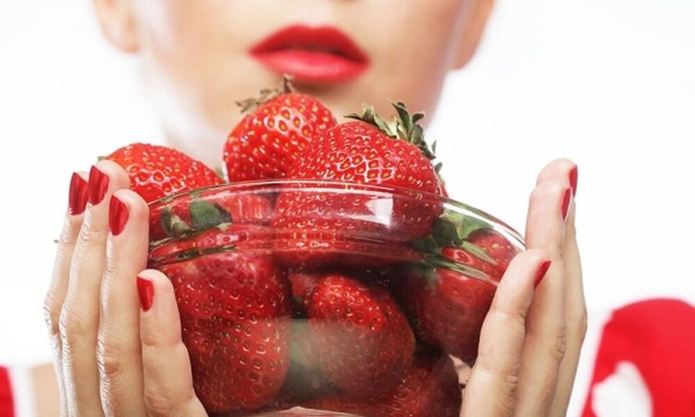 Клубничные секреты красоты: маска, лосьон и отбеливание зубов