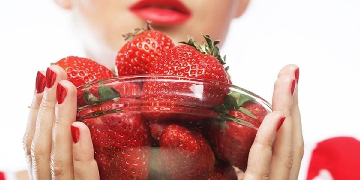 Клубничные секреты красоты: маска, лосьон и отбеливание зубов