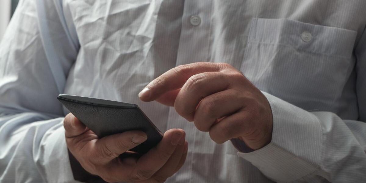 Как быстро убрать складки на одежде без утюга: 4 проверенных лайфхака