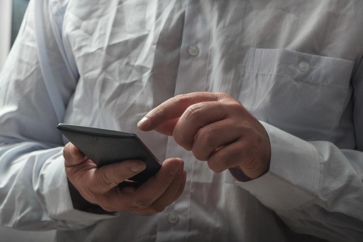 Как быстро убрать складки на одежде без утюга: 4 проверенных лайфхака