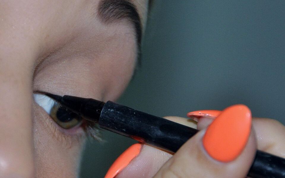 Секреты стойкого макияжа глаз: как нанести подводку, чтобы она держалась весь день