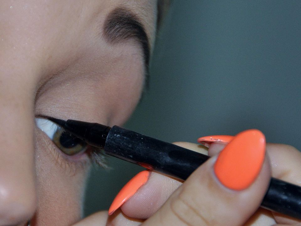 Секреты стойкого макияжа глаз: как нанести подводку, чтобы она держалась весь день