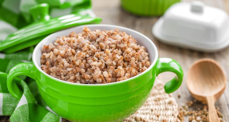 Как правильно завтракать: диетолог о распространенных ошибках с кашей