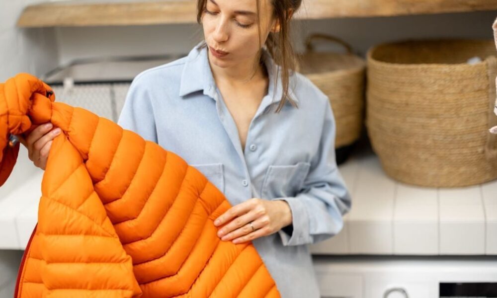 Чистка пуховика без стирки: секреты удаления пятен с одежды