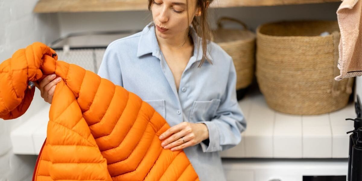 Чистка пуховика без стирки: секреты удаления пятен с одежды