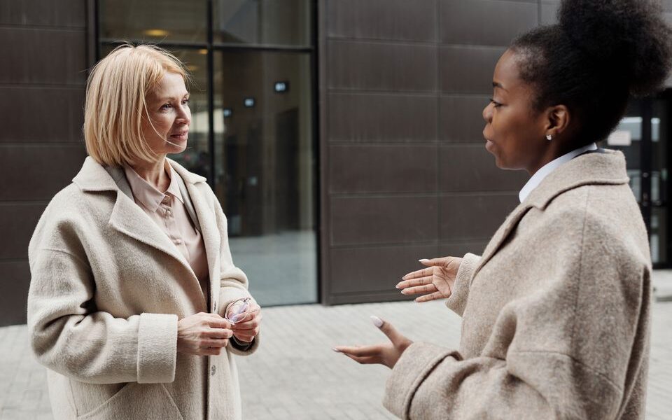 Как вежливо закончить неинтересный разговор: секреты для каждой женщины