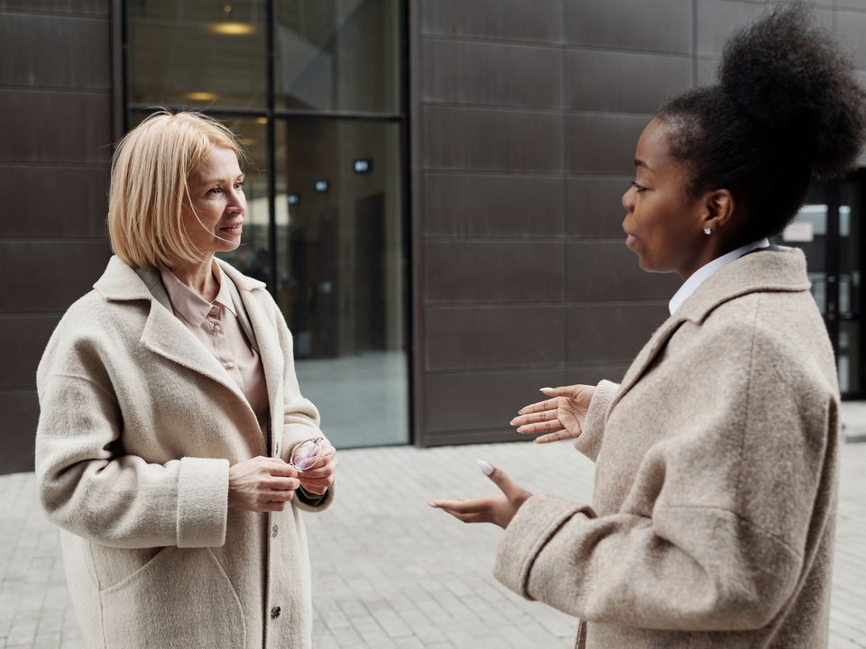 Как вежливо закончить неинтересный разговор: секреты для каждой женщины