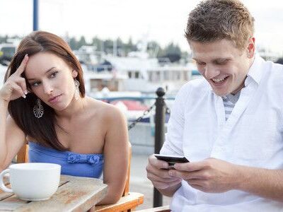 Чтение переписки партнера: можно ли, когда стоит, и чем это грозит