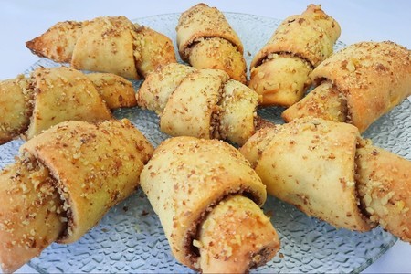 Нежные творожные рогалики: рецепт с грушей, орехами и корицей для уютного чаепития