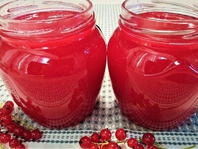 Легкий и освежающий десерт: желе из красной смородины для идеального лета