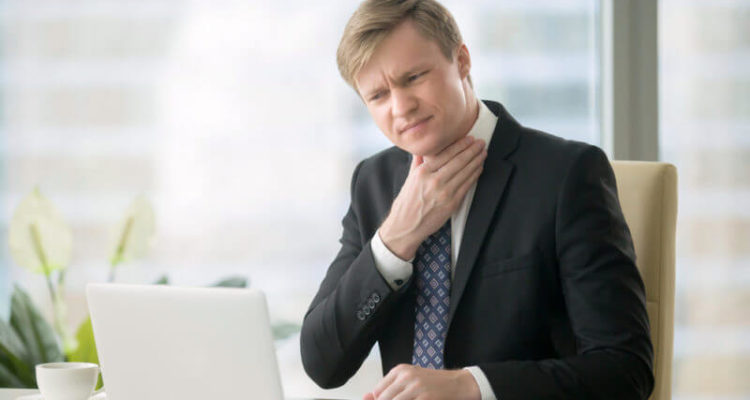 Пейте холодное: 10 советов при боли в горле для женщин